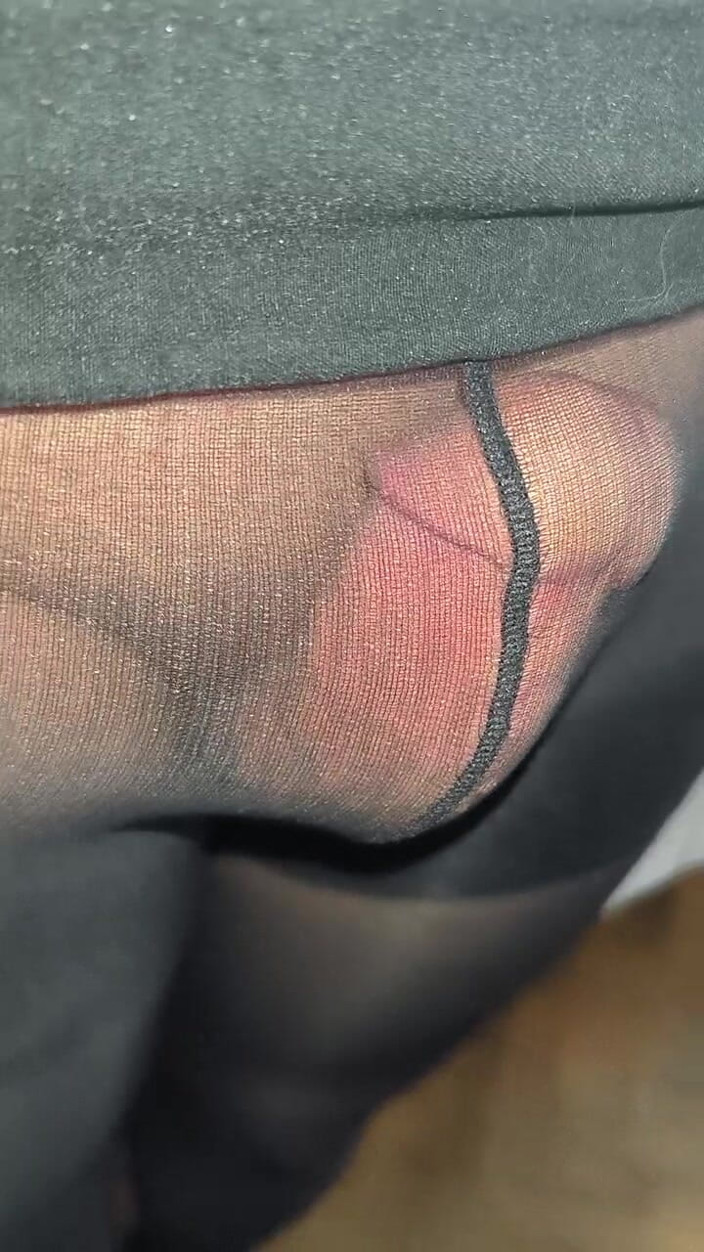 PantyhoseJuicyCummer: Aku mencuri pantyhose hitam mengkilap dari ibu temanku dari laci...