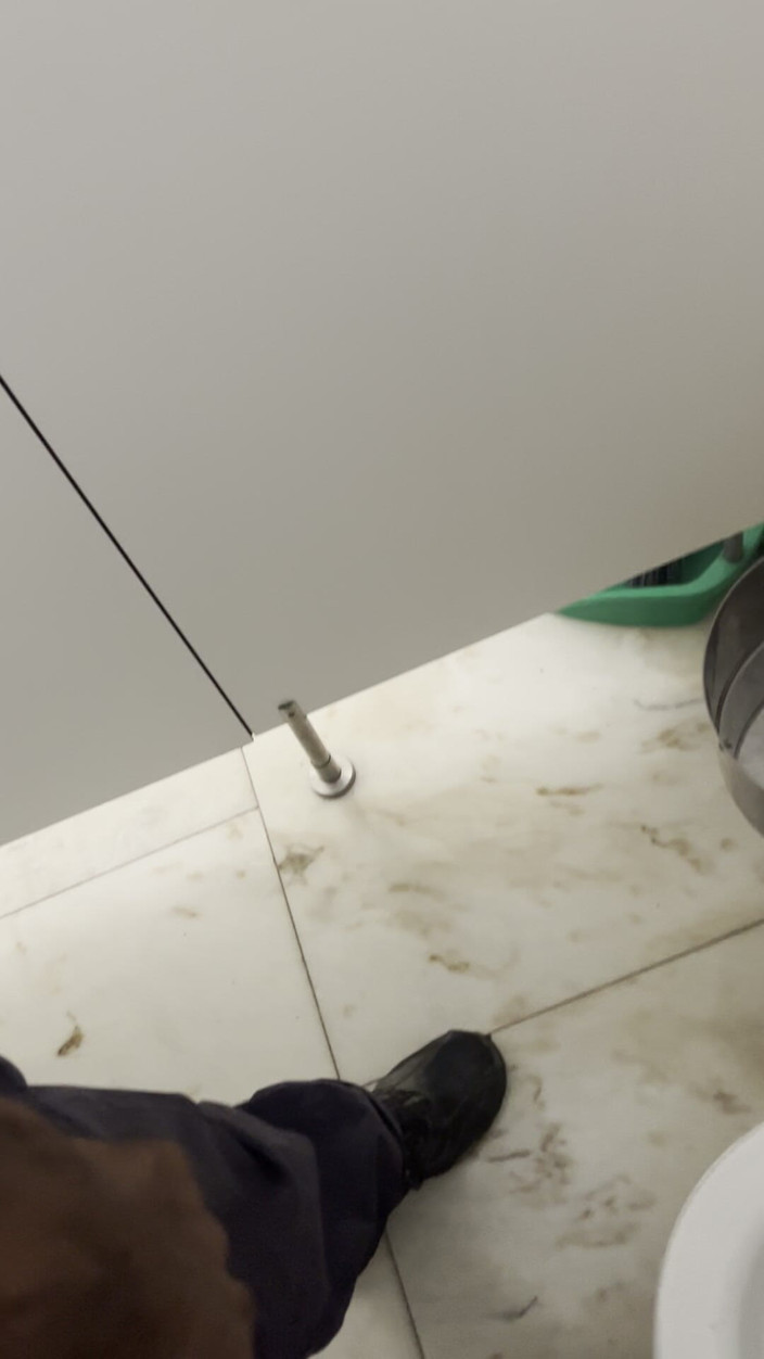 Wesley Fudedor: Guardia De Seguridad En El Baño Comercial Meando Y Buscando...