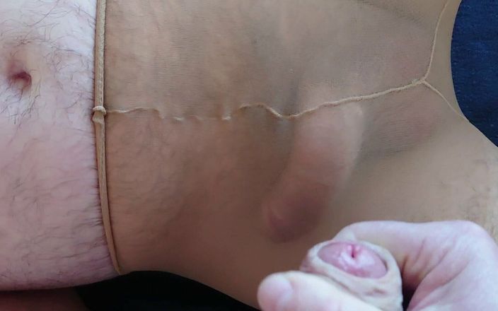 Nylonjunge: Éclaboussures de pénis bi sur mes collants