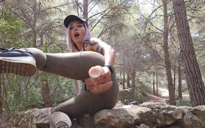 dafnedenoch: Outdoor Squirting