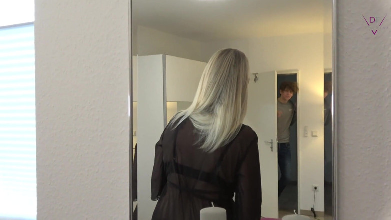 Dirty Tina: XXL, une jeune bite me baise loin !