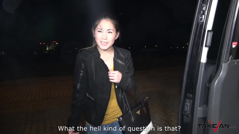 Take Van: 小亚洲女郎的无毛阴户被一个欧洲锤子深深插入