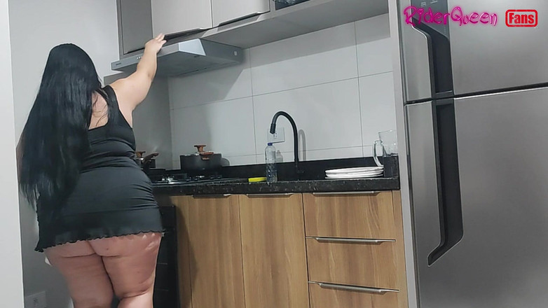 Riderqueen: Mama vitregă călătoră, fani solo în Slow Motion, în bucătărie