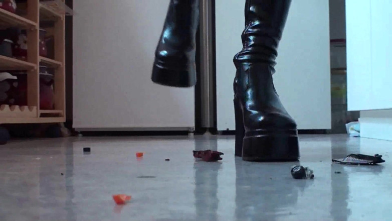 Foot Girls: Crushing small toy trucks