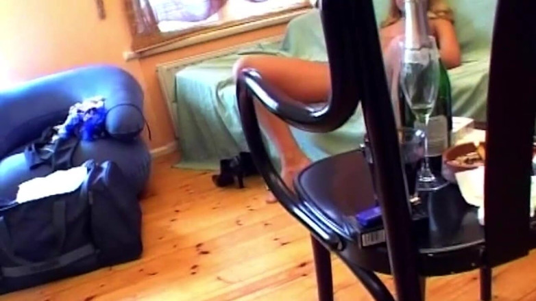 German bitch hunter: Blonde amateur schuift dikke komkommer diep naar binnen