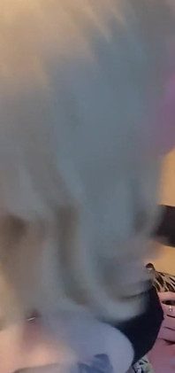 Plăcere slabă sissy este umplută cu spermă