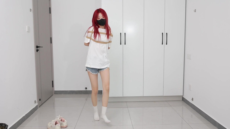 Cute girl bondage: İpler dans eden kızı tutuyor
