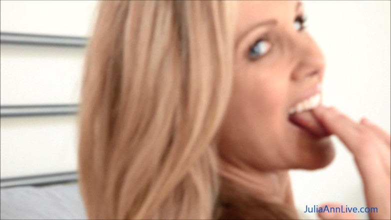 Julia Ann: ถุงน่องและเท้า