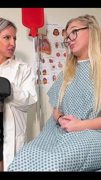Doctorița Lora Cross face sex oral anus și examen vaginal pe gagică