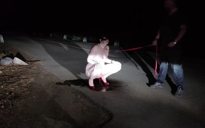 Fuck me like you hate me: Aangelijnde onderdanige vrouw plast op de weg