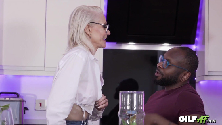 Gilf AF: Avó tutora Jacy cavalga O Grande Preto de Axel