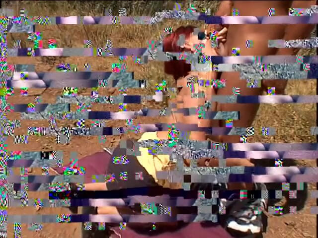 Cumming Soon: 병기를 들고 있는 남자가 빨간 머리를 쏘게 하는 동안 그의 짐을 쏠 수 있습니다.