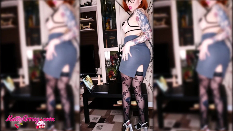 Katty Grray: 穿着丝袜的饥渴老师吮吸假阳具并用鞭子打自己的屁股