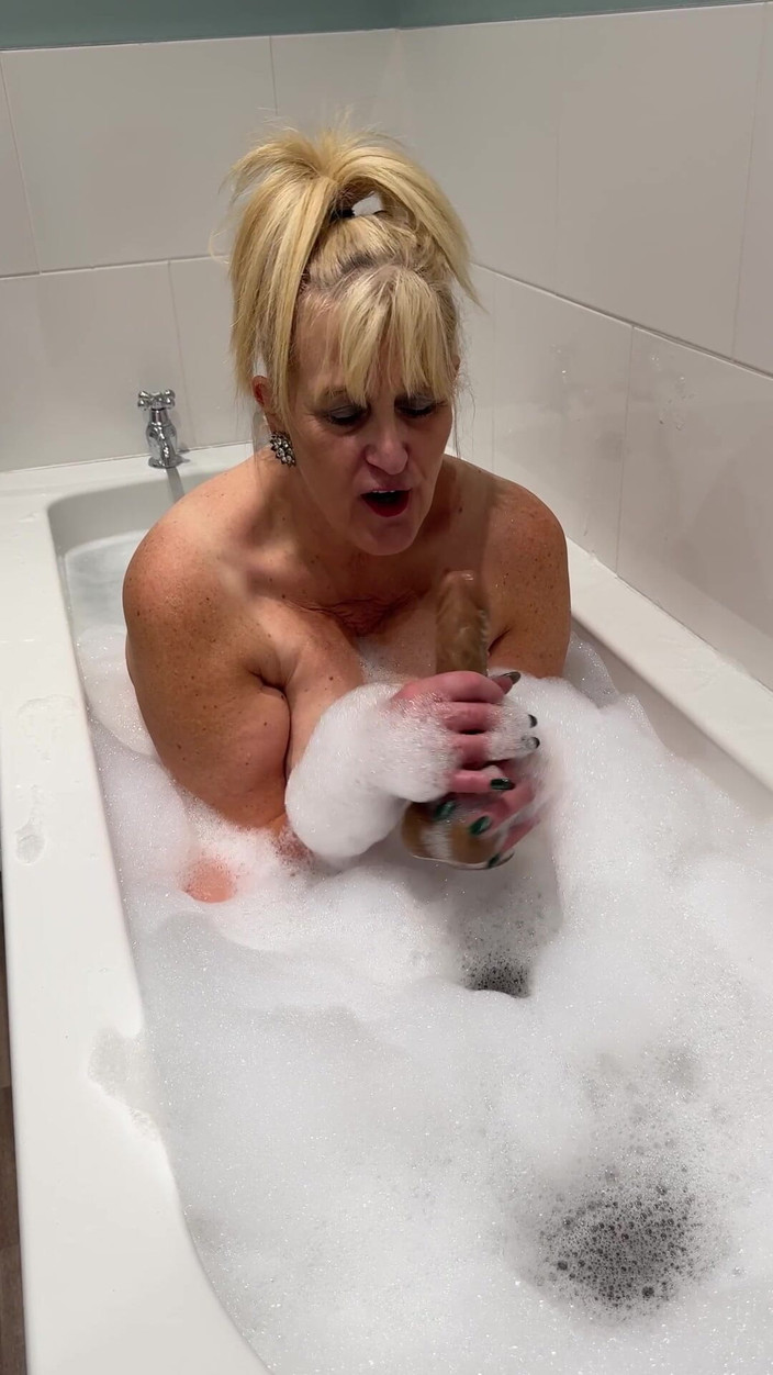 catherinecan69: Ta meilleure amie, ma belle-mère dans le bain, seins, chatte...