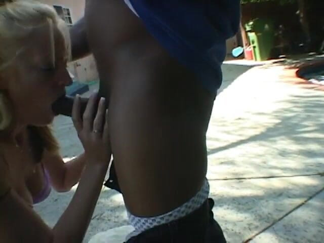 First Black Sexperience: Slet zuigt zwarte pik in de achtertuin voordat ze sperma...