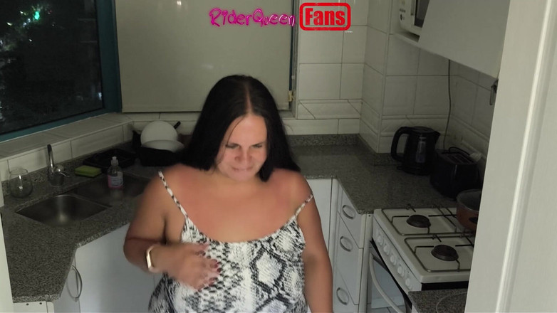 Riderqueen: Madrastra sexy en la cocina - video para fanáticos