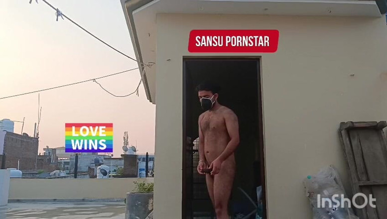 Sansuindia: Attore indiano nudo all'aperto