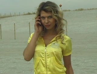 Flash Model Amateurs: Sarışın sürtük açık havada işemeyi seviyor