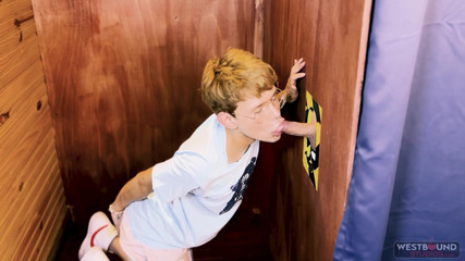 Latin Twinks: मार्को सैमुअल ग्लोरीहोल पर एक तीव्र रात को मौखिक सेक्स के लिए अपनी इच्छा को संतुष्ट करता है।