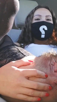 Masturbazione in macchina e enorme orgasmo da nero