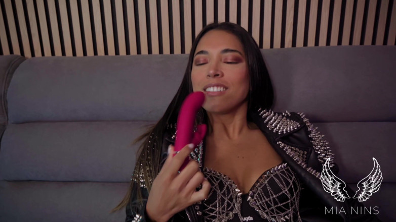 Mianins: Intro d’une vidéo solo SFW