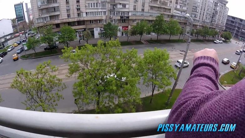 Pissy Amateurs: Chcaní venku na balkóně