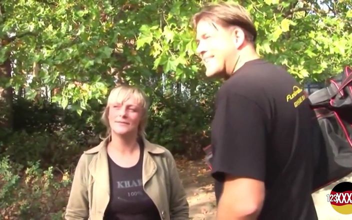 123XXX - Fucked Amateurs in Germany!: Blonďatá MILFka vyzvednuta na autobusovém nádraží na sex v parku