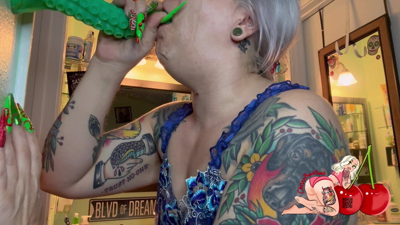 CherryBombBomb: Тренування глотки з моєю новою довгою іграшкою фетишу