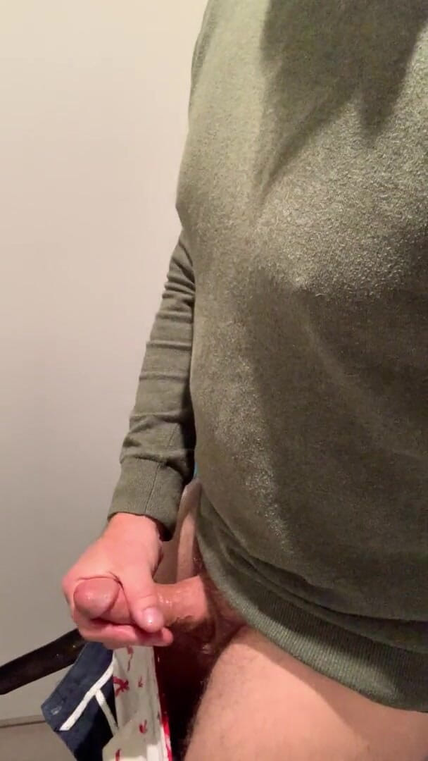 TJenner: Horny, so I jerk-off in the airport bathroom