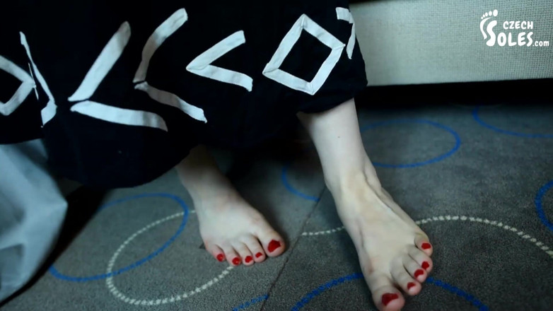 Czech Soles - foot fetish content: Erstaunliche nackte füße eines frechen jungen mädchens!