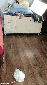 Sexy brunette heeft plezier bij het passen van kleding. Sexy moeder danst naakt door het hele huis.