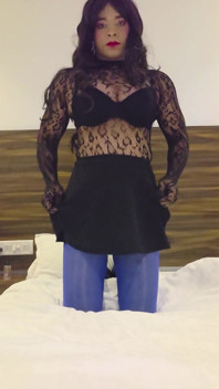 Adaa se masturbe et joue avec sa chatte