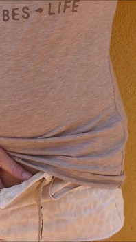Diteggiando E Allargando La Mia Figa All'aperto Con I Pantaloncini Tirati Giù