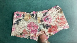 Preto gay masturbando grande carga de porra na calcinha