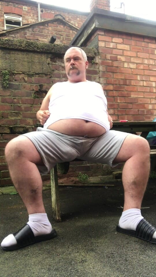 B A Bear: Papá Gordo Fumando Y Masturbándose En El Callejón