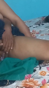 Pareja de recién casados teniendo romance