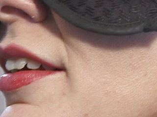 LetsGoDirty Teens: Une blonde se fait baiser les seins les yeux bandés