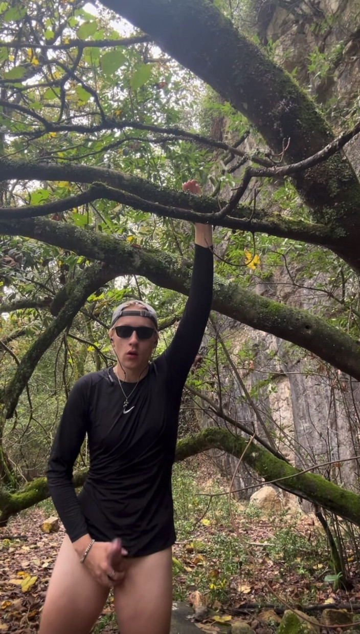 Axton Drake: Hiker Bro idzie poza szlakiem, aby szarpać się