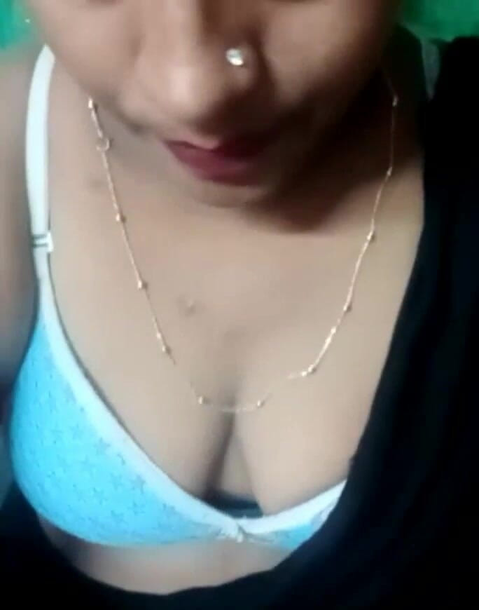 rubana: Indiana madrasta em seu sutiã azul