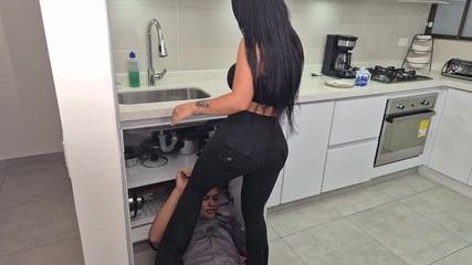 AlejandraPalacios: Sevimli latin plomero çırağına yarağına iyi bir binişle ödüyor ve kadın zengin...