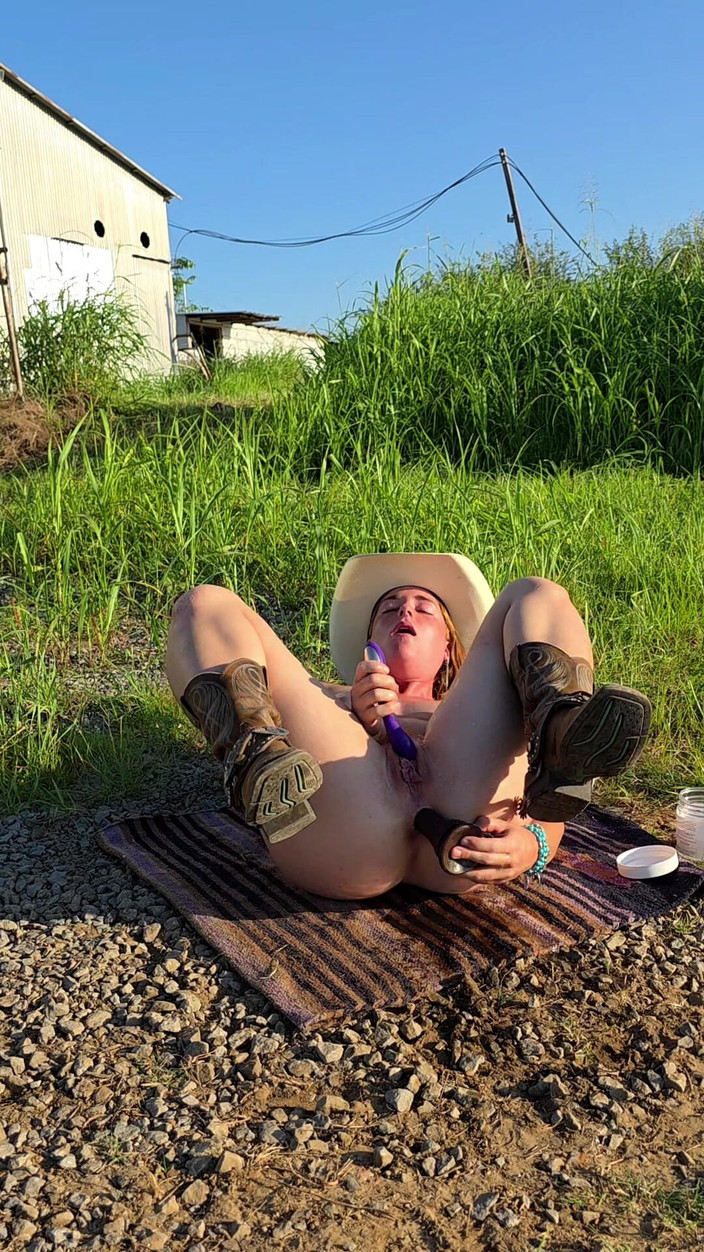 NaughtyRedFarmgirl: Руда з великою дупою трахає великий чорний член ділдо в дупу і пизду, жорстко сквіртуючи