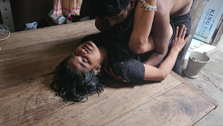 Aalox: Un couple baise sur la table