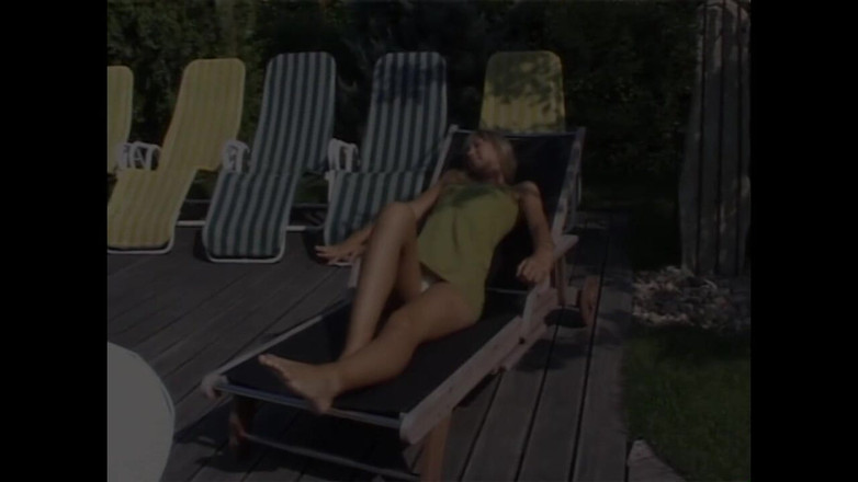 Purzel Official: Azgın genç kız küçük göğüslerine ve ıslak amına masaj yapıyor