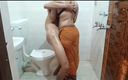 Naughty Couple 6969: Jiju aniden üvey kız kardeş geldiğinde banyoda banyo yapıyor