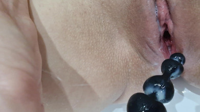 Ana Liz: Cewek sange ini lagi asik masturbasi pantat dan memeknya di...