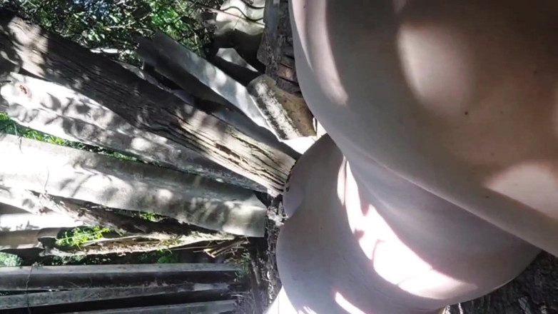 Kitty_Cross: Сногсшибательная сисси ляжет на одеяло для пикника в саду