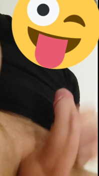 Glacing in meinem schwarzen t-shirt mit weißem, sahnigem sperma