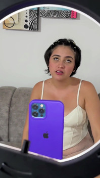 Min latina styvsyster spelar in en video för sociala nätverk och jag blir väldigt kåt att se henne