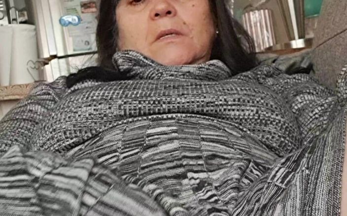 Mommy big hairy pussy: Při pohledu pod šaty, chlupatá kundička je mokrá