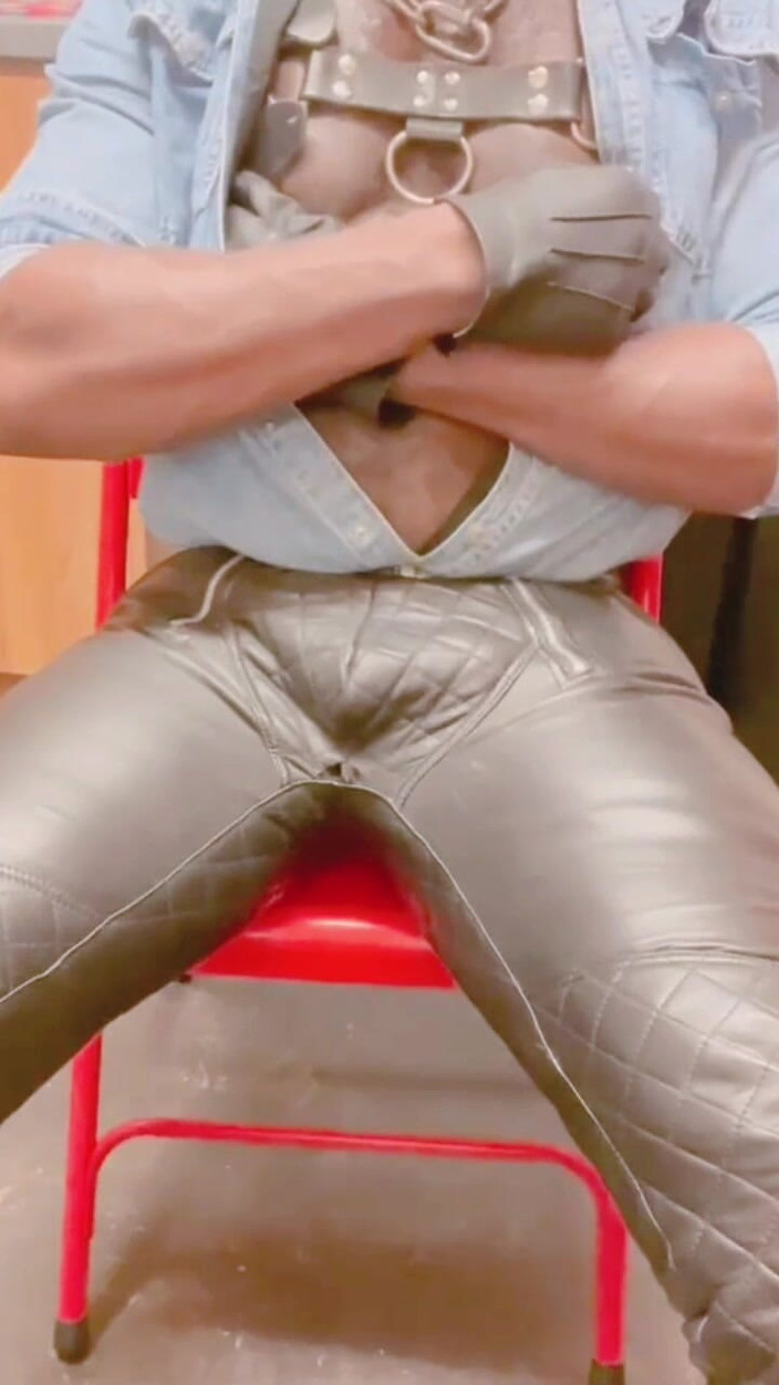 Black mature kinky muscle: Соло-игра отчима в коже мускулистого